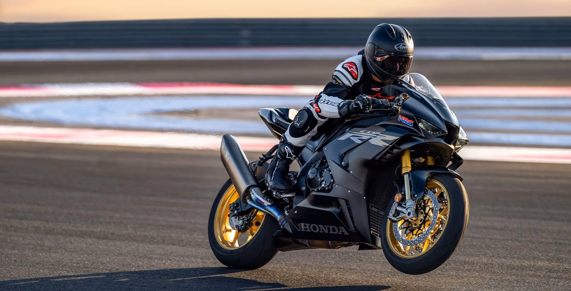 cbr 1000rr r fireblade sp mat pearl morion black em curva - 25 de 37