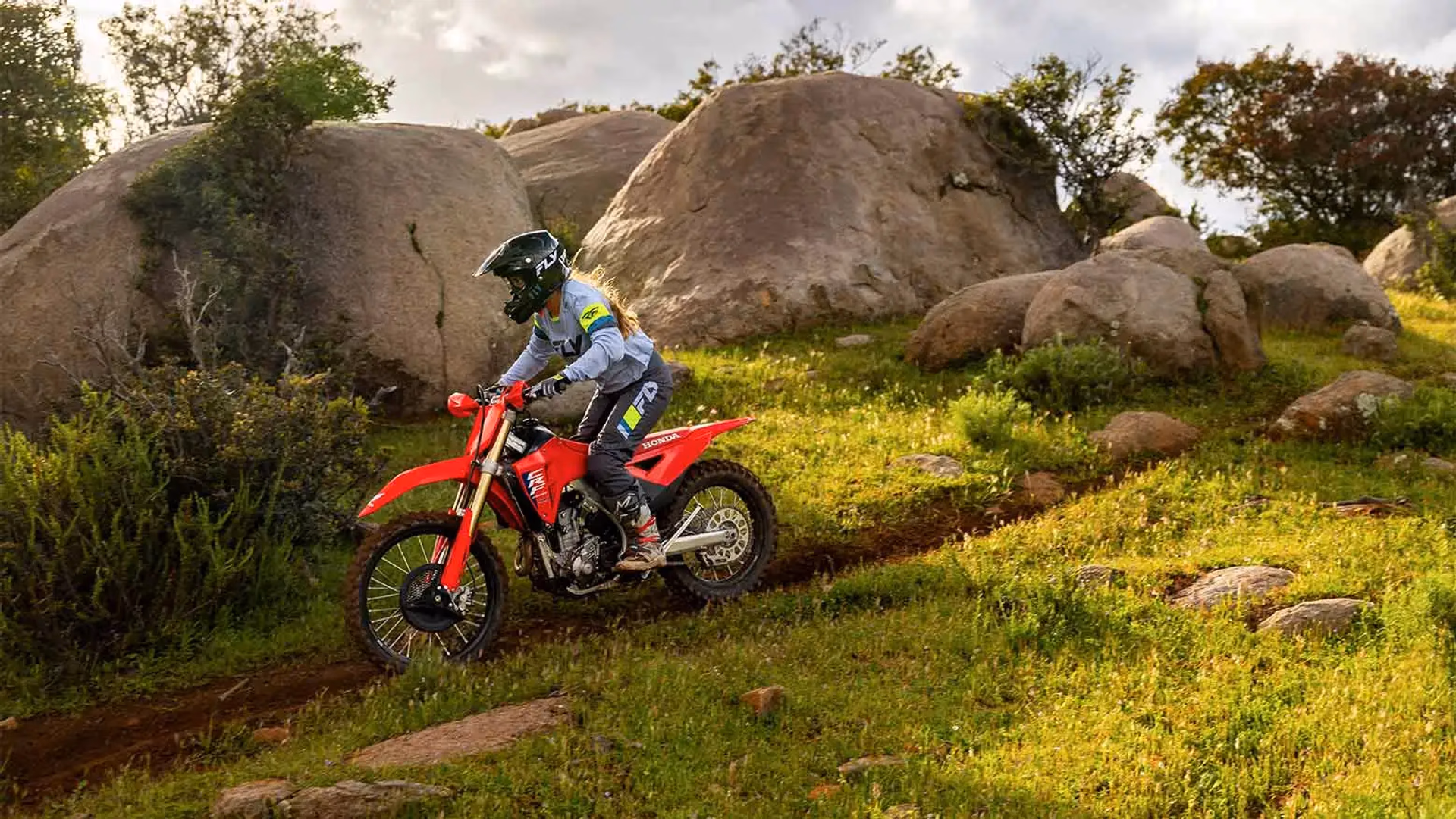 CRF 250R sendo pilotada em ambiente off-road - 4 de 7