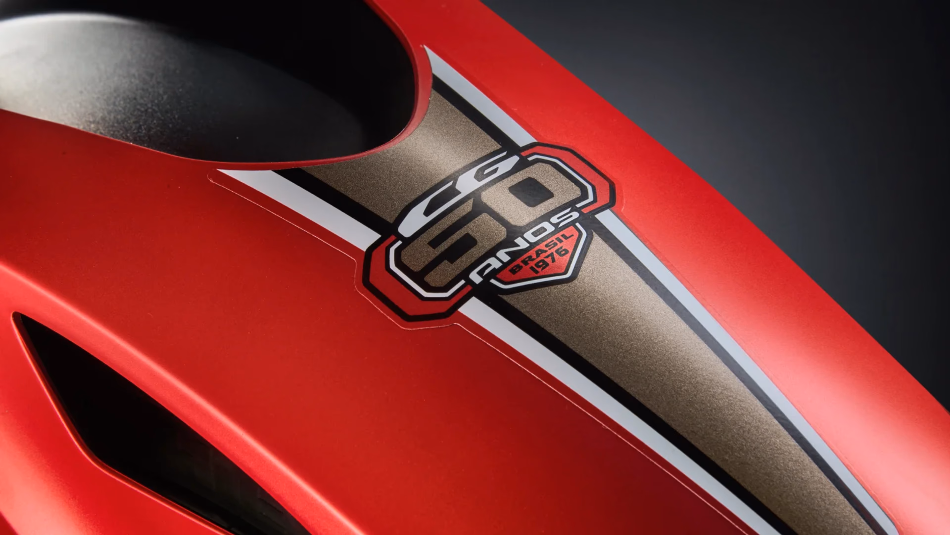 Moto Honda Nova Cg Comemorativa Vermelha Visao Close Adesivo 50 Anos - 8 de 13