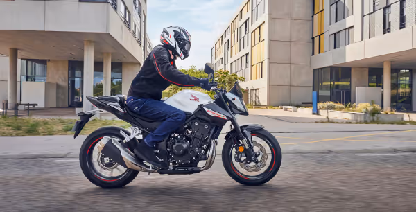 Hornet 500 em ambiente externo, vista três quartos dianteira