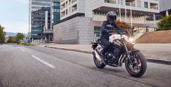 Hornet 500 em ambiente externo, destaque para a dianteira