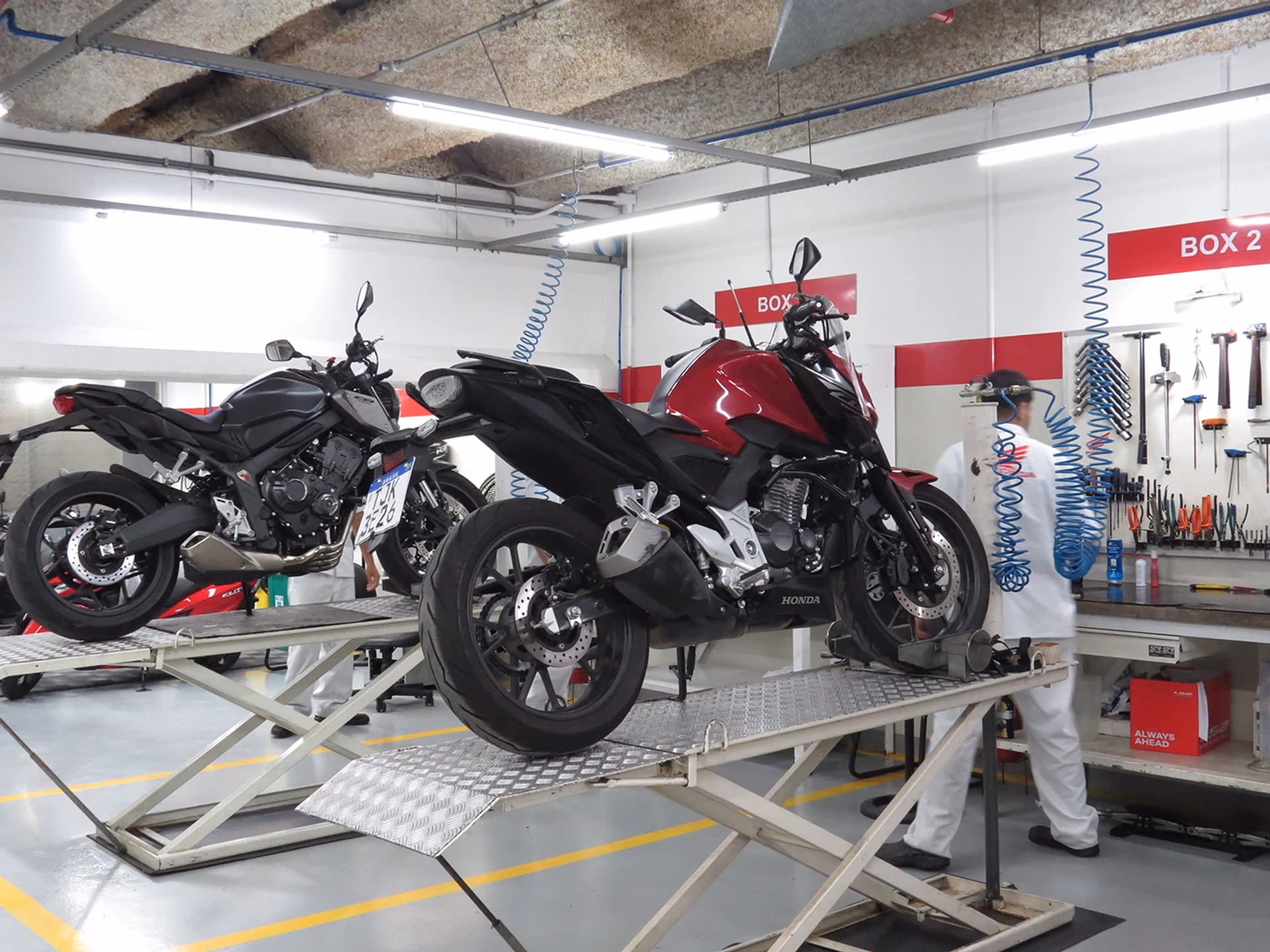 Concessionária de Aricanduva STR Motos - Oficina Boxes - 21 de 40