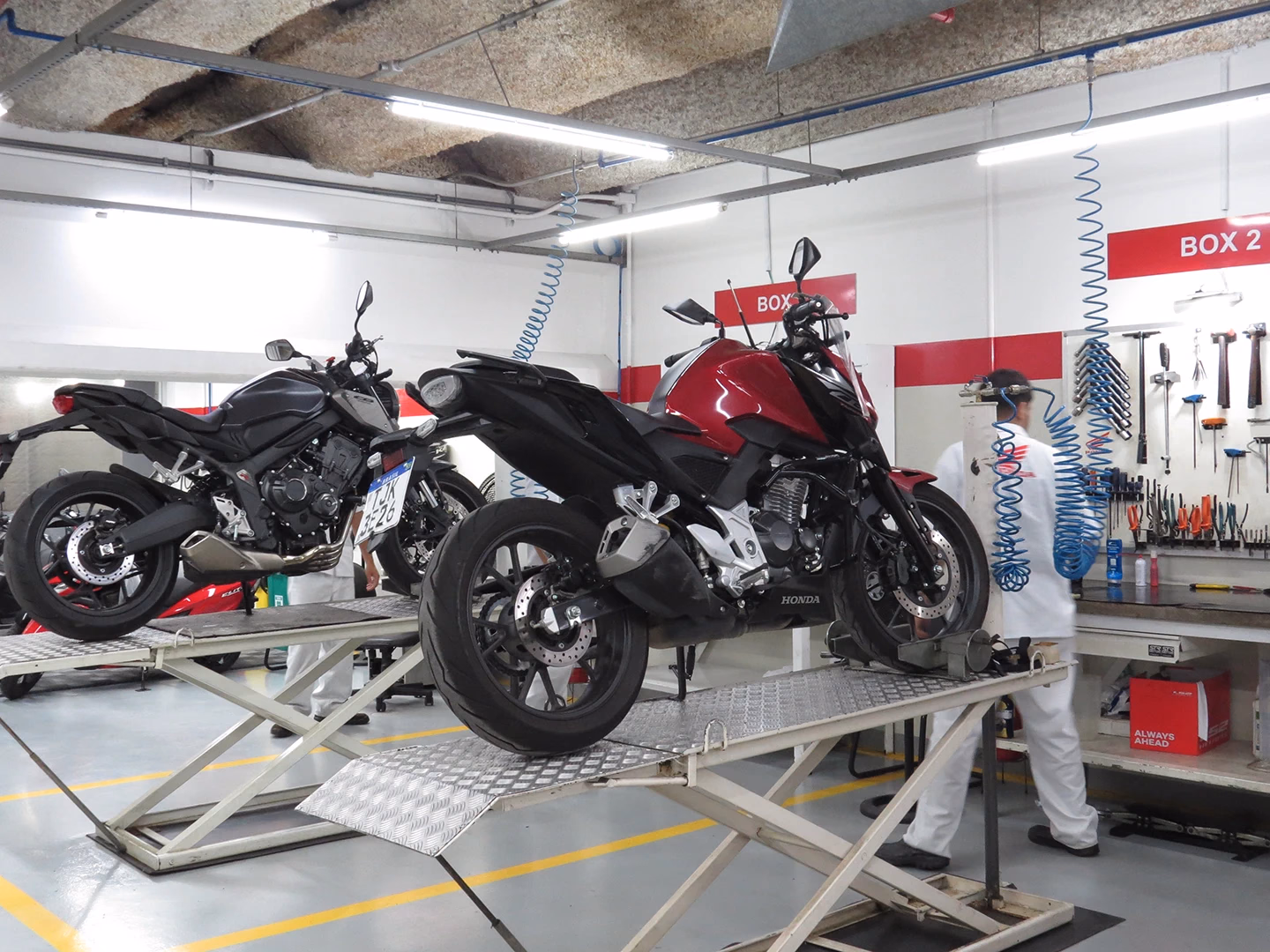 Concessionária de Aricanduva STR Motos - Oficina Boxes - 21 de 40