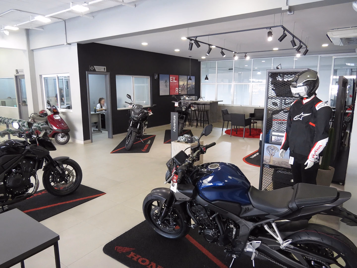 Concessionária de Osasco STR Motos - Showroom Honda Dream - 4 de 40