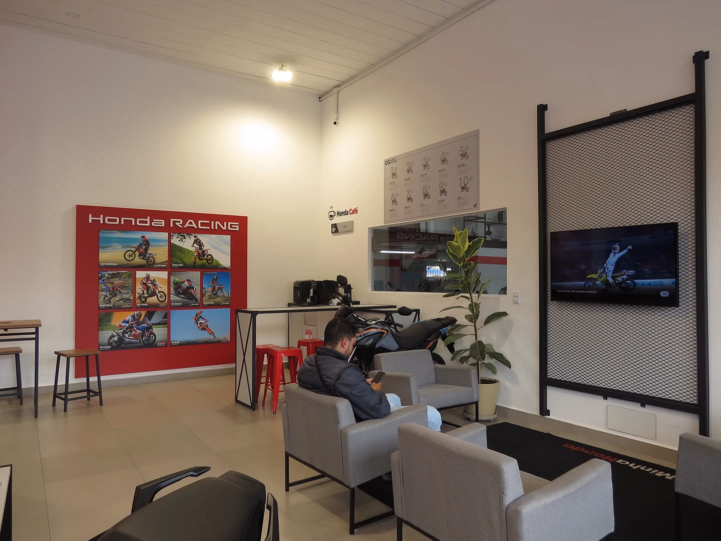 Concessionária de Taboão da Serra STR Motos - Sala de Espera e Café - 14 de 40