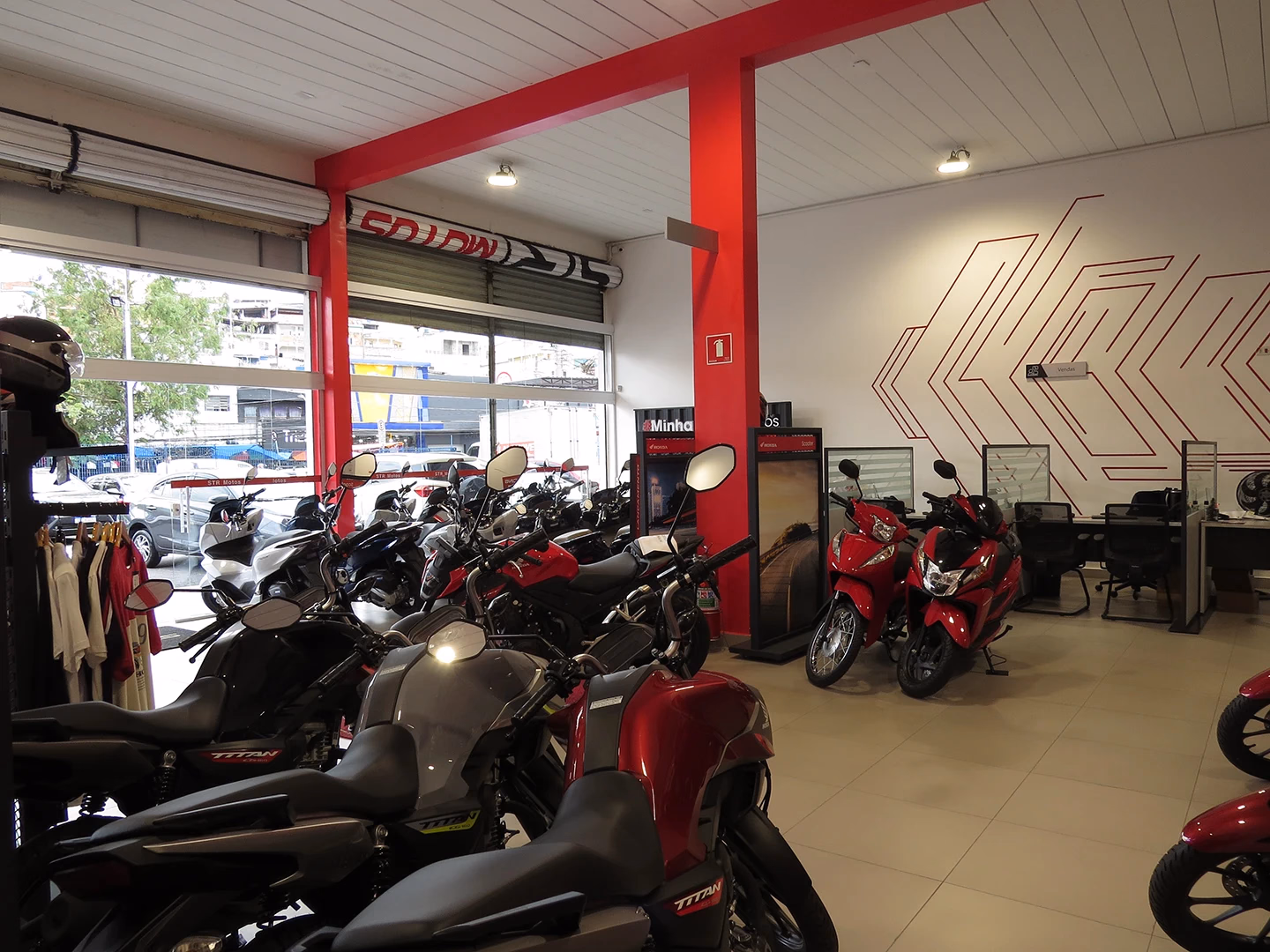 Concessionária de Taboão da Serra STR Motos - Showroom - 18 de 40